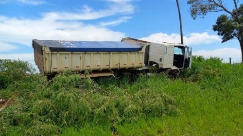 Condutor de caminhão tem mal súbito e morre ao volante na SP-294