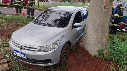 Motorista perde controle de direção e bate em árvore em Tupã