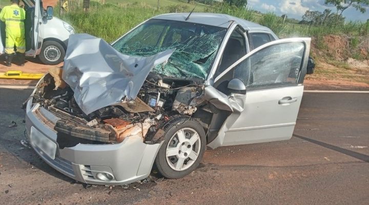 Automóvel danificado na colisão com caminhão (Divulgação/PM Rodoviária).