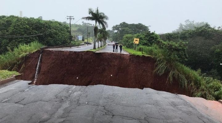 Chuva intensa no estado de São Paulo causa estragos na região de Bauru