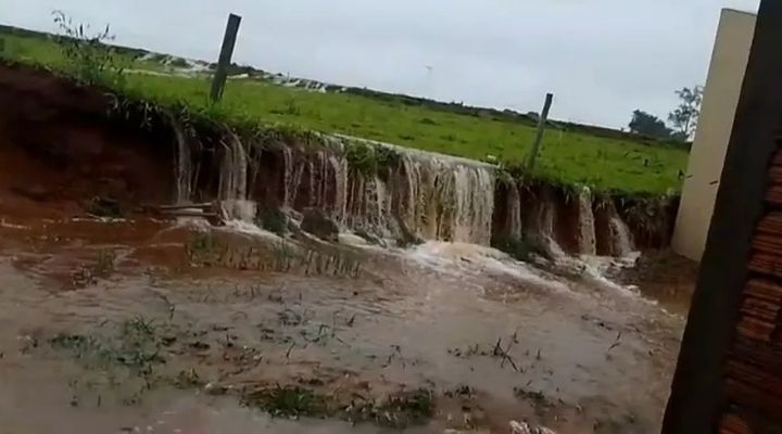 Sistema de drenagem não suporta grande volume de chuva e água invade casas em Herculândia