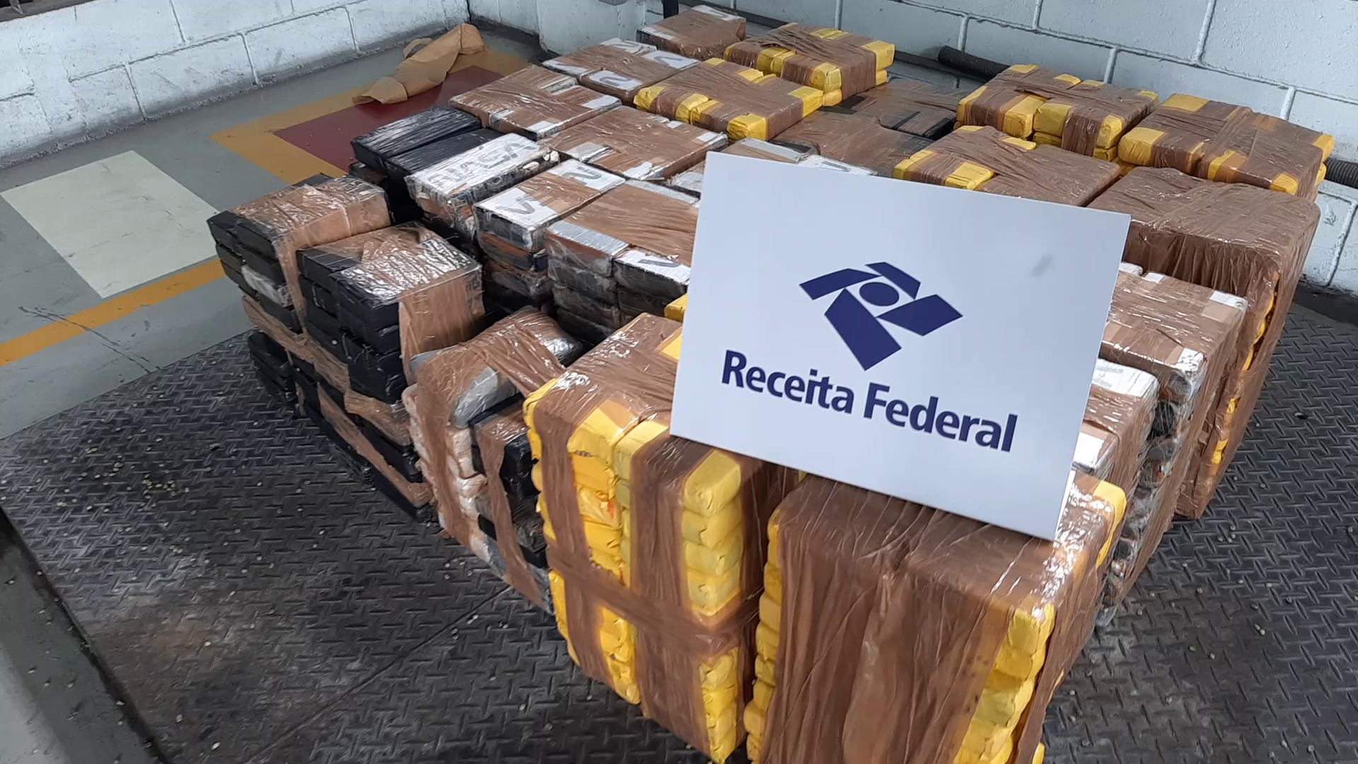 Receita Federal encontra 558 kg de cocaína em meio a carregamento de café no Porto de Santos