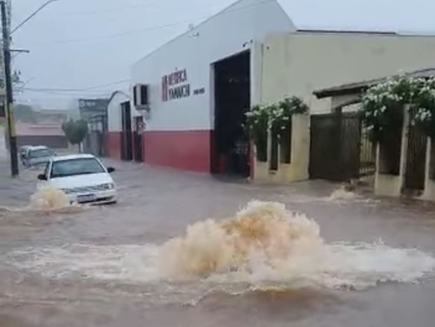 Fortes chuvas provocam alagamentos e interdita Rua Caingangs