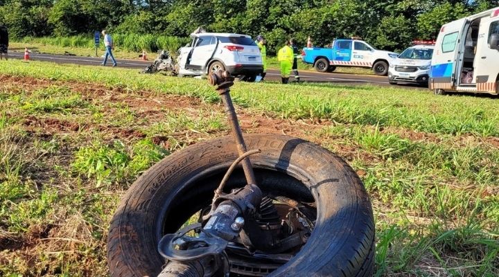 Peças do veículo (carro branco, ao fundo), como a roda, ficaram espalhadas ao lado a SP-304 — Foto: Tem Coisas que Só Acontecem em Jaú/Divulgação