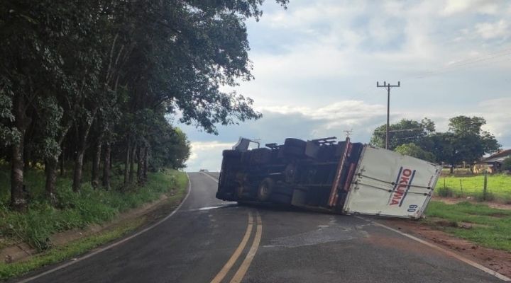 Caminhão com carga de desinfetante tomba na vicinal que liga Iacri a Rinópolis