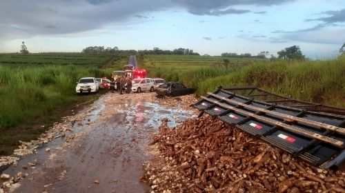 Caminhão carregado com mandioca bate em carro na vicinal que liga Tupã a Quatá