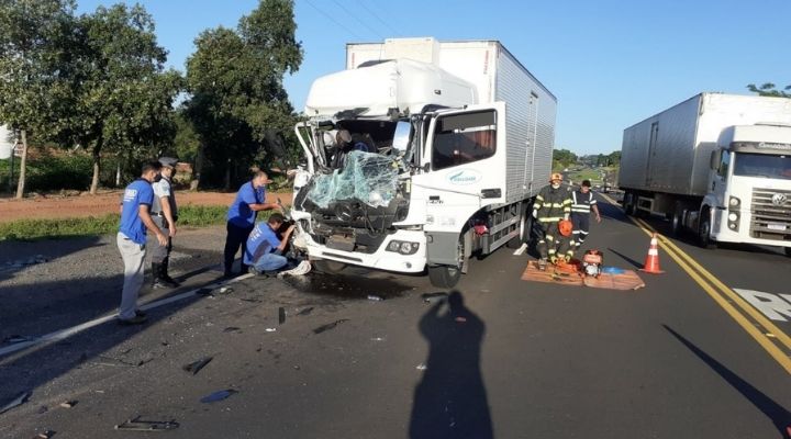 Motorista de caminhão é socorrido ao pronto-socorro de Tupã após acidente no trevo do Chaparral