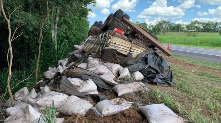 Bitrem com 38,5 toneladas de açúcar tomba na SP-294 em Adamantina