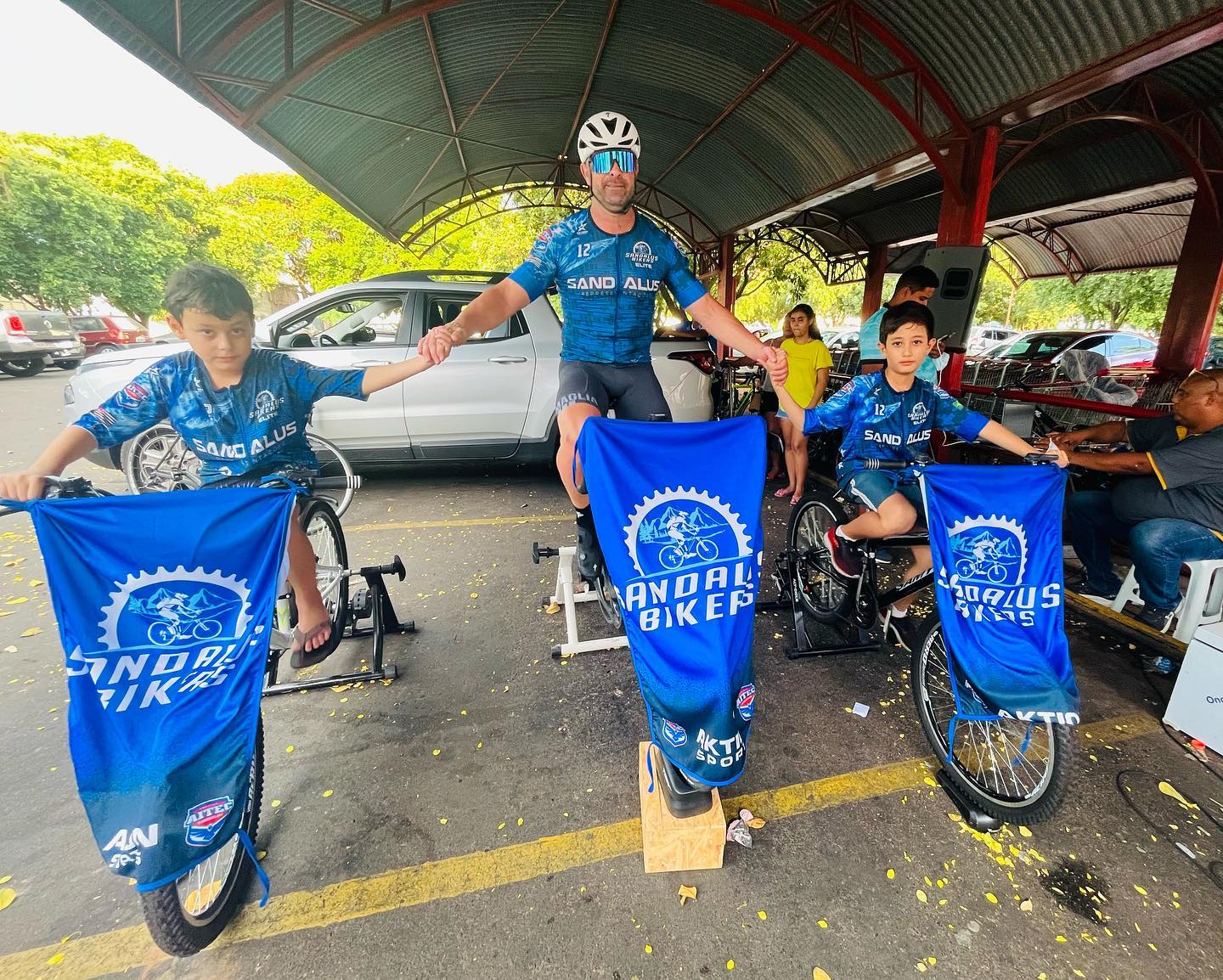 Pedal contra a fome  arrecada 120 cestas básicas em frente a supermercado de Tupã