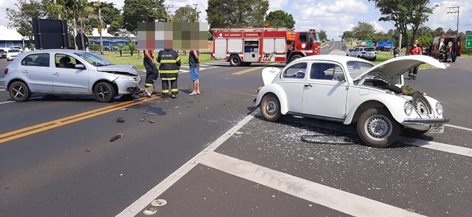 Batida entre Fusca e Gol deixa duas mulheres feridas na SP-294 em Tupã