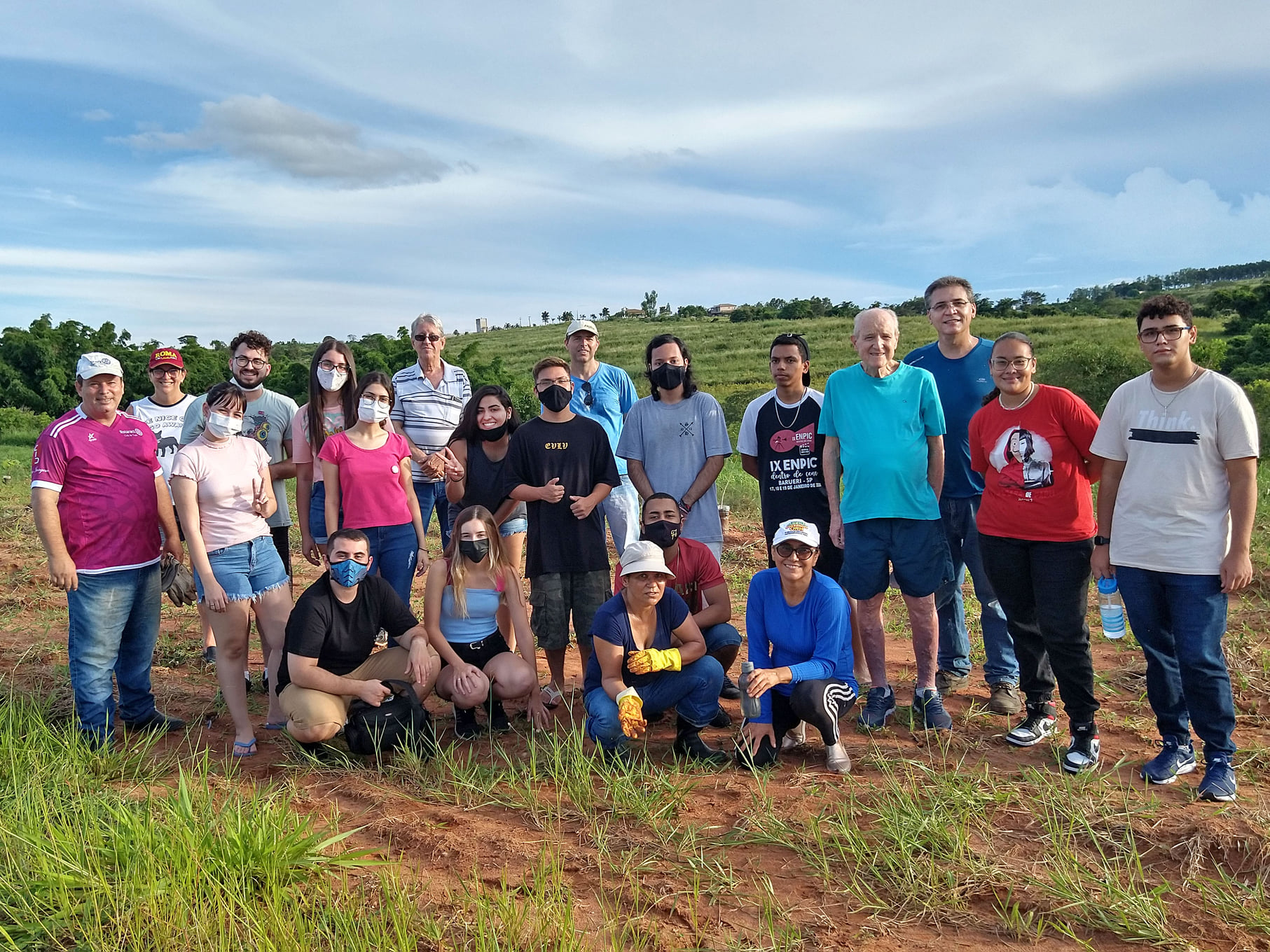 Jovens plantam 70 árvores no bairro Reserva Tupã