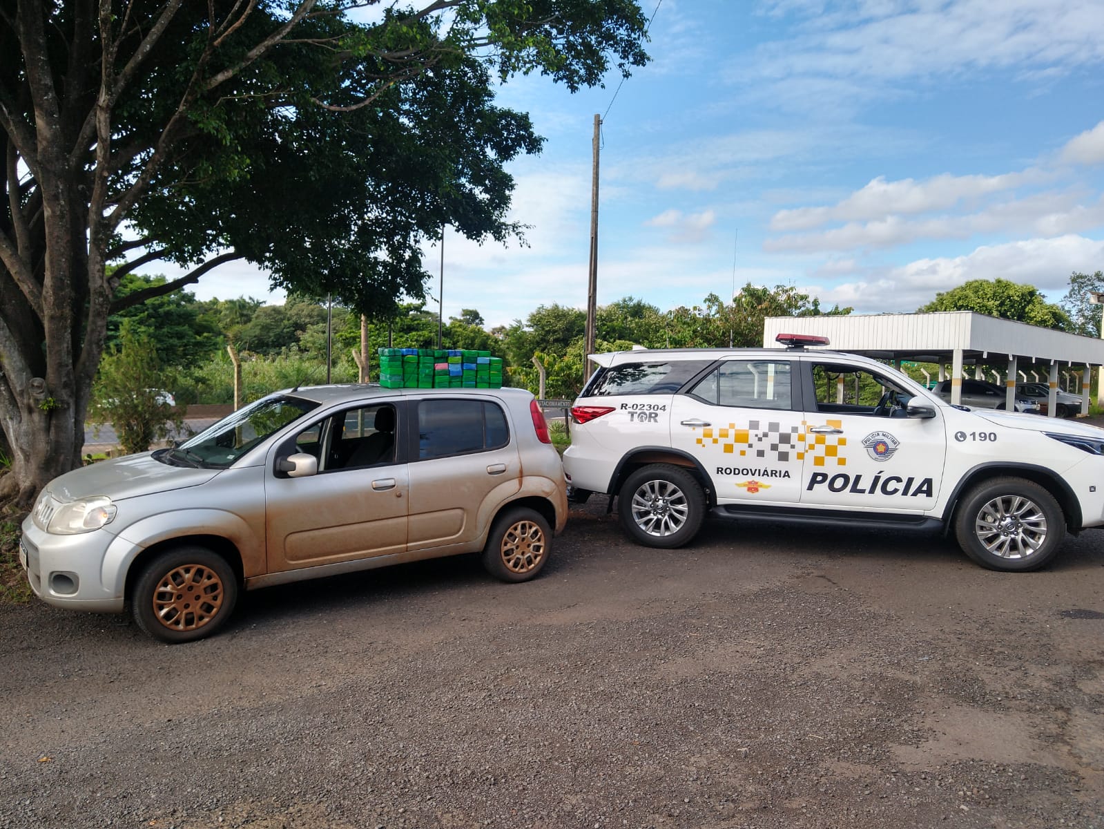 Polícia Rodoviária apreende grande quantidade de crack escondido em fundo falso de carro em pista de Assis — Foto: Polícia Rodoviária /Divulgação