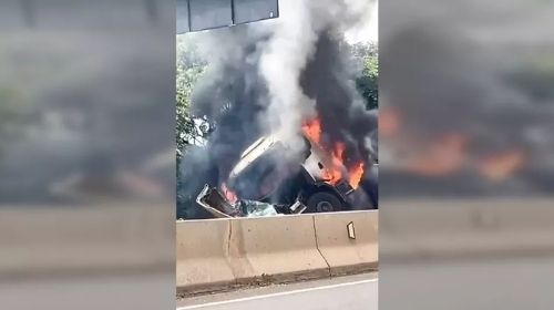 Caminhão pega fogo após perder roda dianteira e bater contra mureta em rodovia de Ourinhos