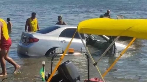 Mulher perde controle de carro e veículo entra no Rio Paraná, em Panorama