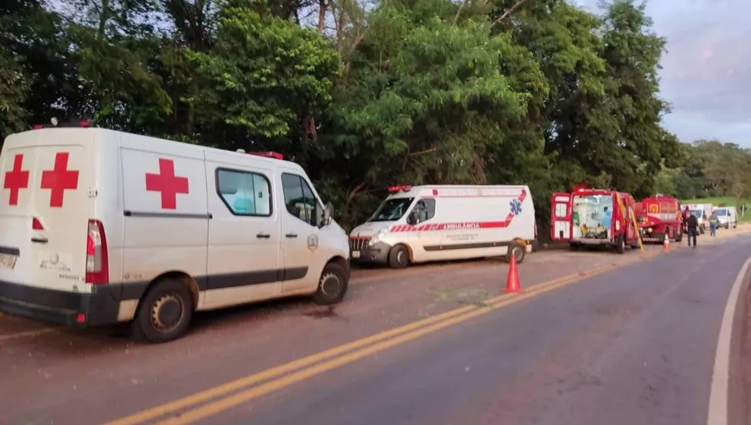 Oito pessoas morrem e 15 ficam feridas em acidente com ônibus escolar, no Paraná