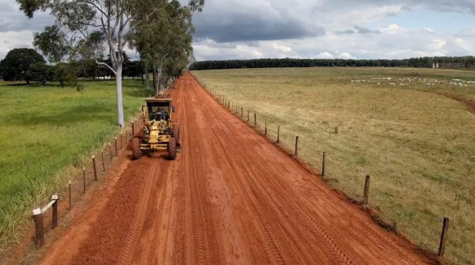 Queiroz inicia obras de pavimentação da vicinal que liga a Granja Yabuta e Empresa Felipe Ferraz