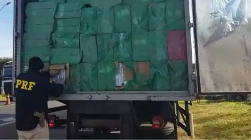 Caminhoneiro é flagrado com 400 mil maços de cigarros vindos do Paraguai em rodovia de Herculândia