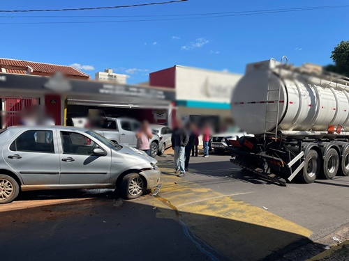 Acidente envolvendo dois carros, caminhonete e carreta interdita Rua Caingangs; ninguém ficou ferido