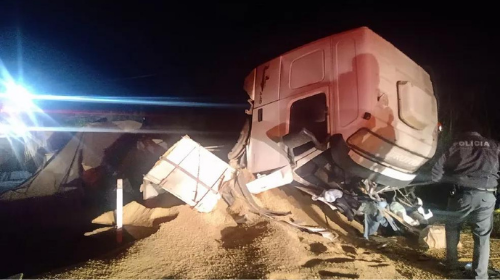 Motorista morre após caminhão cair de ponte interditada na vicinal Tupã e Quatá