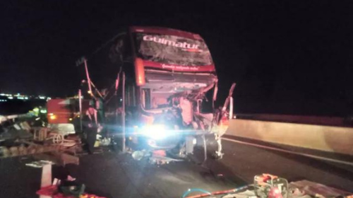 Ônibus ficou com frente destruída após colisão em Santa Cruz do Rio Pardo (SP) — Foto: Dário Miguel/Divulgação