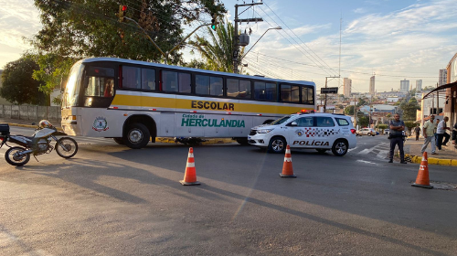 Motociclista fica ferido após acidente com ônibus escolar de Herculândia