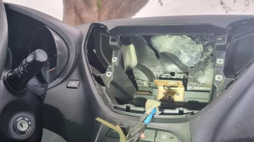 Drogas estavam escondidas no fundo falso de um carro em Dracena (SP) — Foto: Polícia Militar