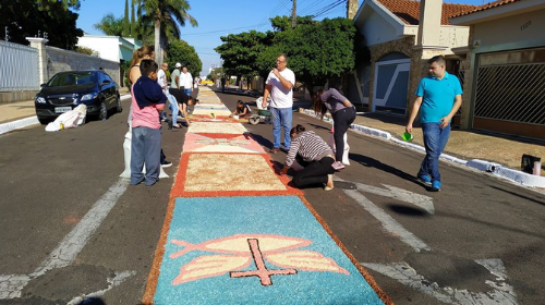 Paróquias de Tupã arrecadam pó de café para confecção de tapete de Corpus Christi