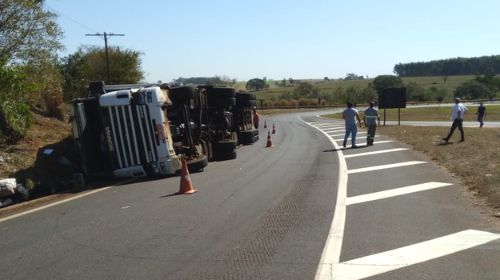 Carreta com equipamentos de Maiara e Maraísa tomba em rodovia do interior de SP