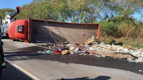 Tombamento de caminhão mata motorista na Rodovia Assis Chateaubriand