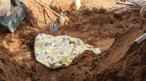 Corpos das vítimas foram enterrados no quintal da casa em que viviam em Pompeia (Foto: João Trentini)