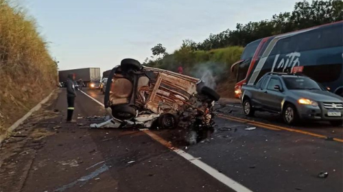 Acidente grave entre carro e caminhão na SP-294 mata uma pessoa