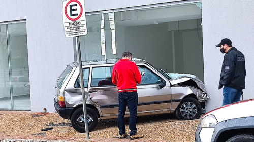 Uma pessoa ficou ferida após acidente na manhã desta quarta-feira (15)