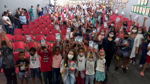 Queiroz promove palestra sobre escovação dentária e entrega kits de higiene bucal nas escolas municipais