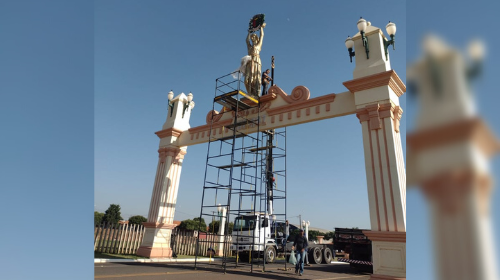 Prefeitura instala monumento no portal que liga Queiroz e Pompéia