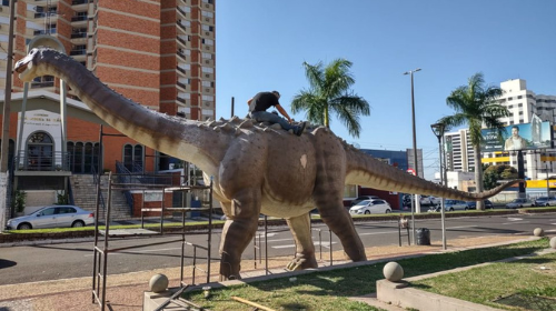 Réplica do Dino Titã deve ser finalizada na tarde desta segunda