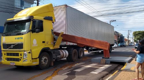 Carreta derruba Torii no centro de Bastos