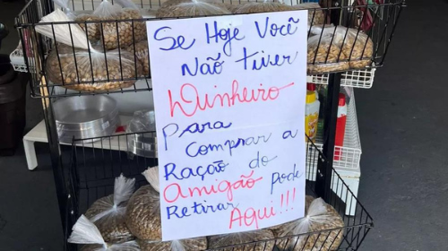 Cartaz em clínica veterinária sobre doação de ração para cachorros viraliza na web:  Solidariedade