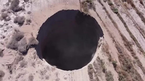 Buraco gigante aparece no Atacama e chama atenção