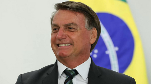 Bolsonaro sanciona projeto que fixa piso salarial para enfermeiros, técnicos, auxiliares e parteiras