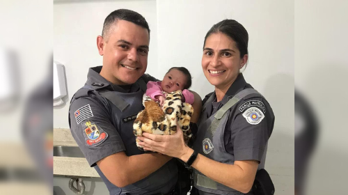 Policiais militares adotam procedimento conhecido como  Manobra de Heimlich  para salvar bebê recém-nascida engasgada