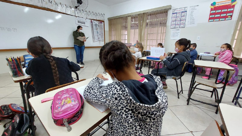 Alunos da rede municipal do Pré I e Pré II recebem kits de material escolar