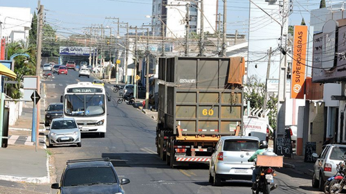 Em breve, rua Brasil terá estacionamento de um lado só