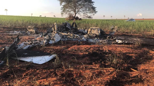 Em fuga de caça da FAB, ocupantes abandonam avião usado no transporte de droga e incendeiam aeronave em canavial em Mirante do Paranapanema