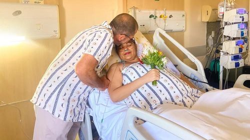 Paciente com câncer se casa em hospital e emociona profissionais de saúde