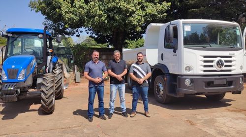 Secretaria de Agricultura ganha novo trator para Patrulha Agrícola e caminhão basculante