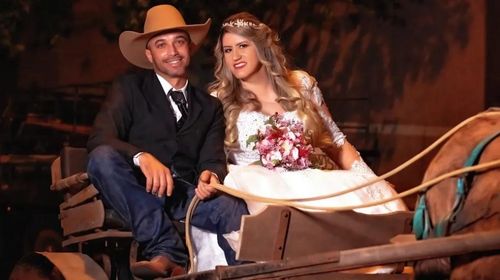 Noiva viraliza ao chegar de charrete em casamento com temática sertaneja:  Combinou mais com a gente