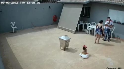 Homem salva sogro de engasgamento com pedaço de carne durante churrasco