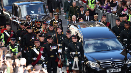 Realeza, líderes mundiais e público se reúnem para funeral da rainha