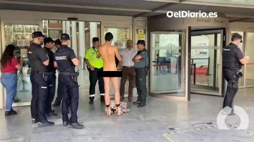 Homem condenado por circular nu em delegacia na Espanha vai pelado a audiência em tribunal