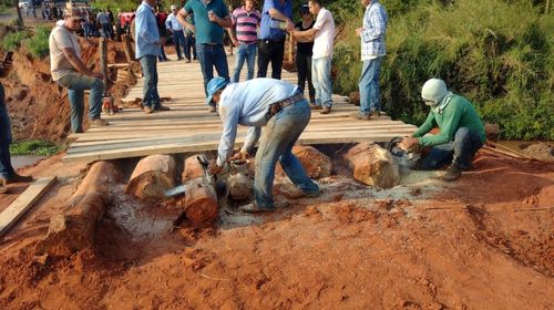 Produtores rurais se unem e constroem ponte improvisada em Quatá